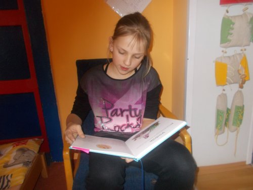 Školačky čtou malým kamarádům